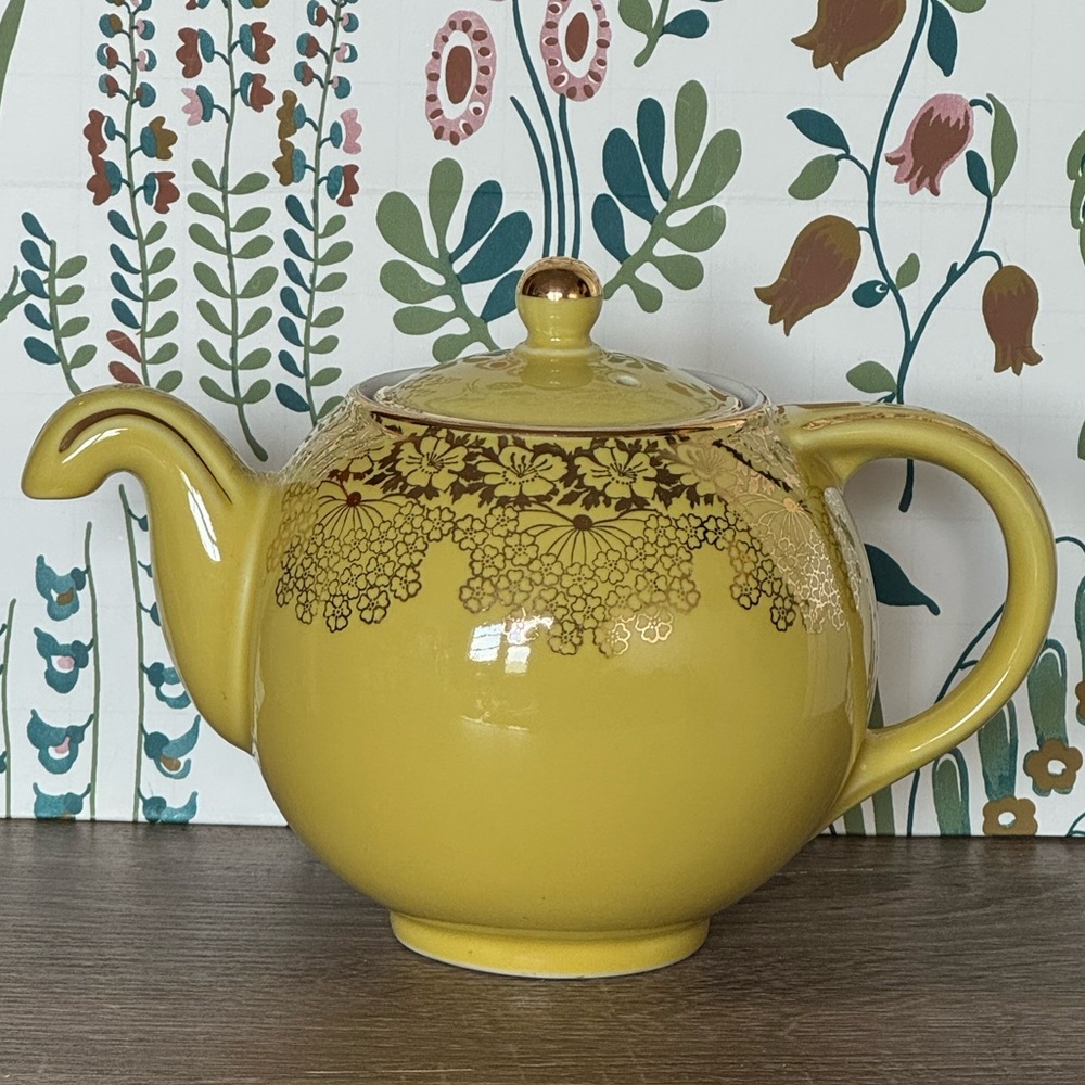 Vintage Hall China Company “Globe” Shaped Teapot Yellow with Gold Pattern 6 cup